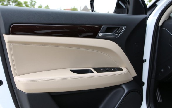 轿车车门上面一个口子怎么弄下来的啊