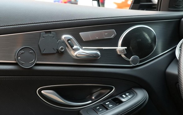 轿车车门上面一个口子怎么弄下来的啊