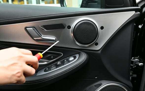 轿车车门上面有个口子怎么弄下来