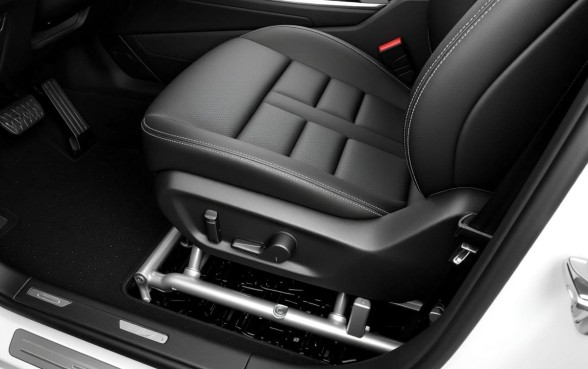 汽车驾驶座椅下面有三个塑料口子是干嘛的