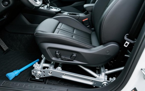 汽车驾驶座椅下面有三个塑料口子是干嘛的