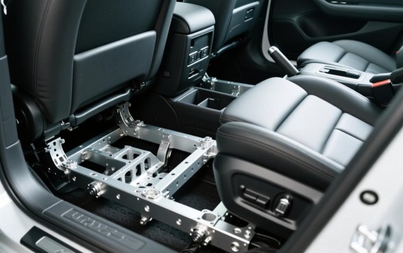 汽车驾驶座椅下面有三个塑料口子是干嘛的