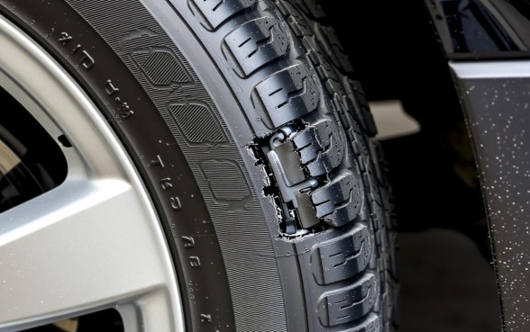 轮胎侧面口子漏气怎么整