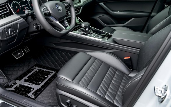 新迈腾座椅下是不是有隔开的口子