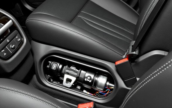 前排座椅下面的口子是干什么用的