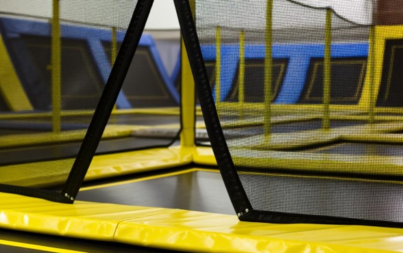 蹦床下面怎么用绳子收口