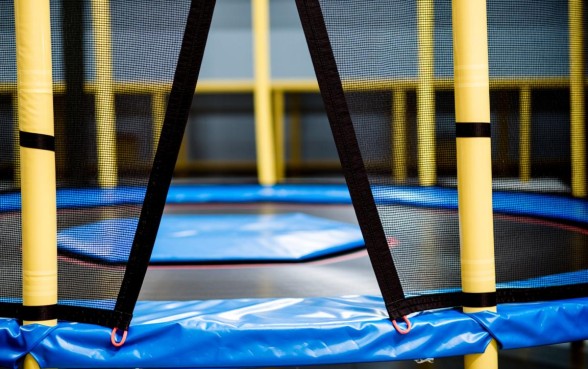 蹦床下面怎么用绳子收口