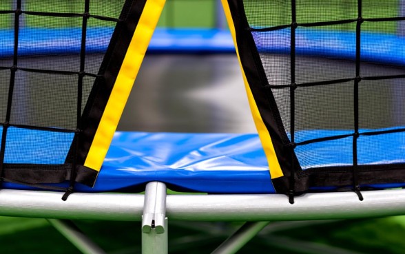 蹦床下面怎么用绳子收口