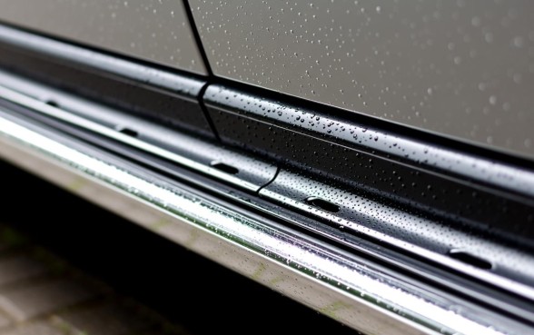 车门下边的三个小口子是什么标志