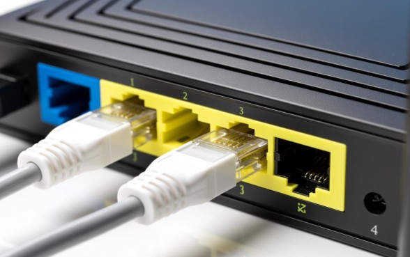 路由器应该插在猫的哪个口子下方