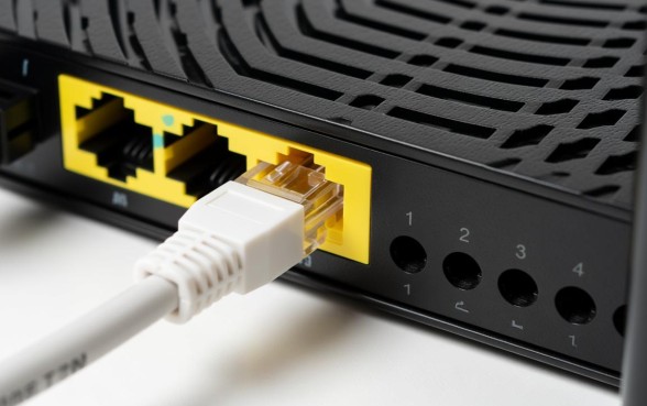 路由器应该插在猫的哪个口子下方