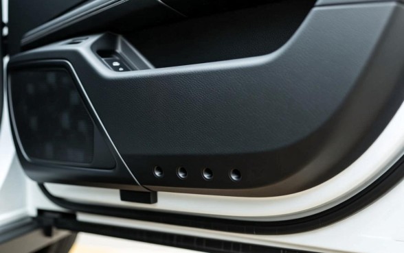 车门下边的三个小口子是什么部位