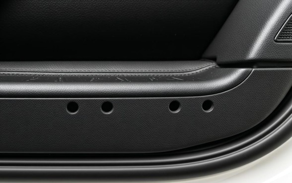 车门下边的三个小口子是什么部位