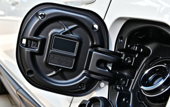 油箱上有个口子怎么弄下来的啊