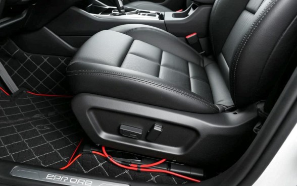 副驾驶座椅下边的口子是什么作用