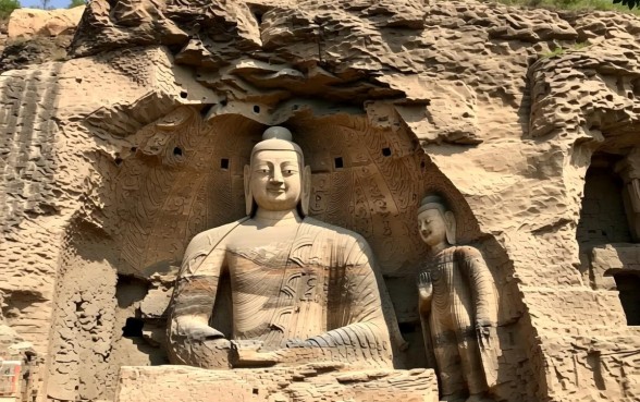 山上的佛像为什么下面有洞口子